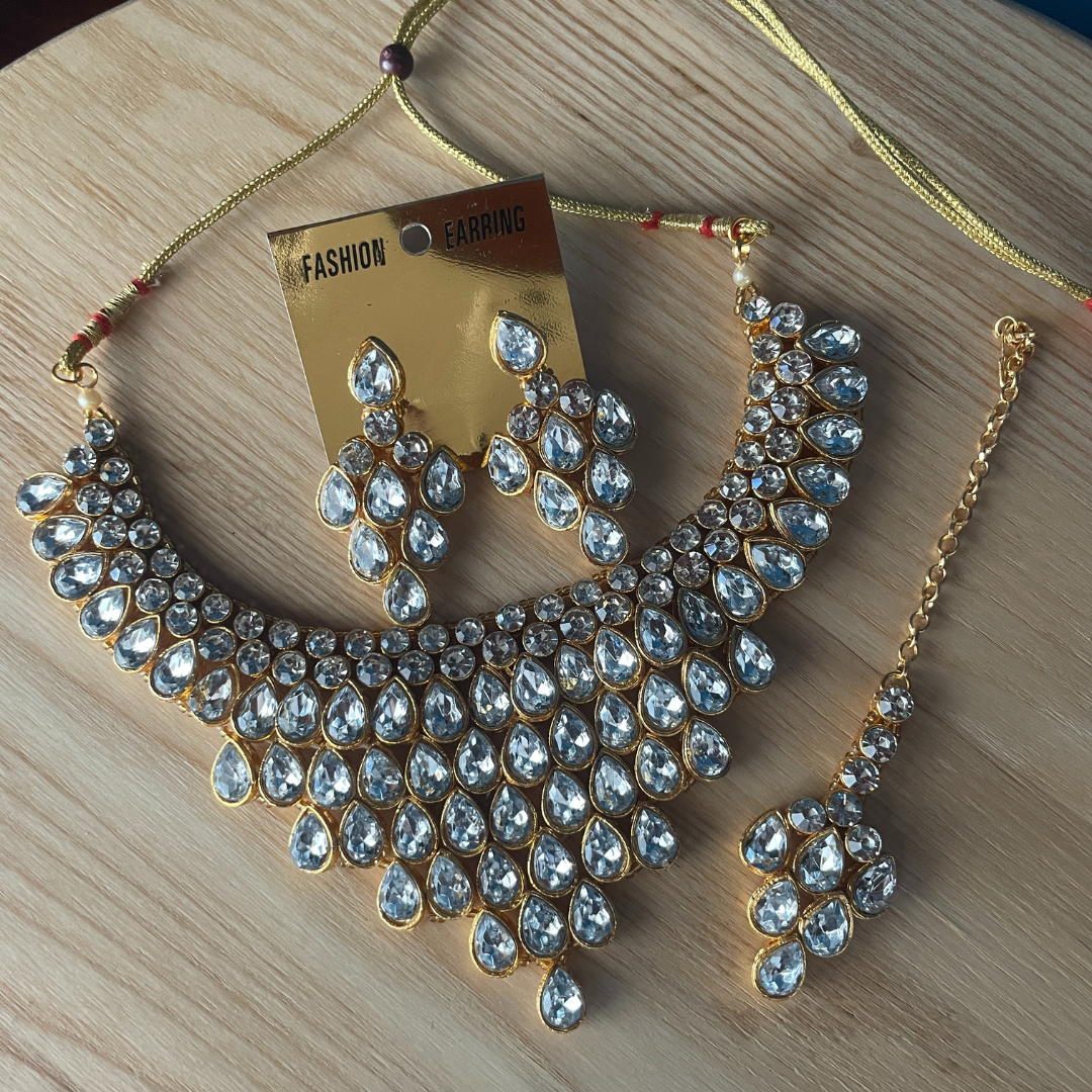 Baani Necklace, Earrings & Maang Teeka Set